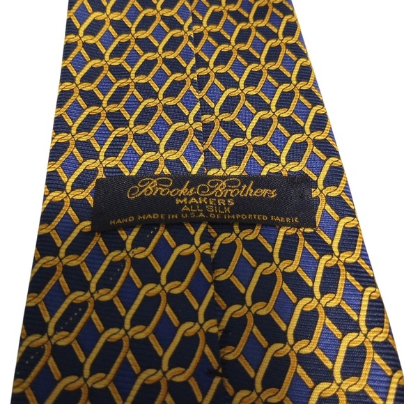 Brooks Brothers Silk Tie Mens Navy Blue Gold Geometric Chain Pattern Made in USA - Picture 3 of 3